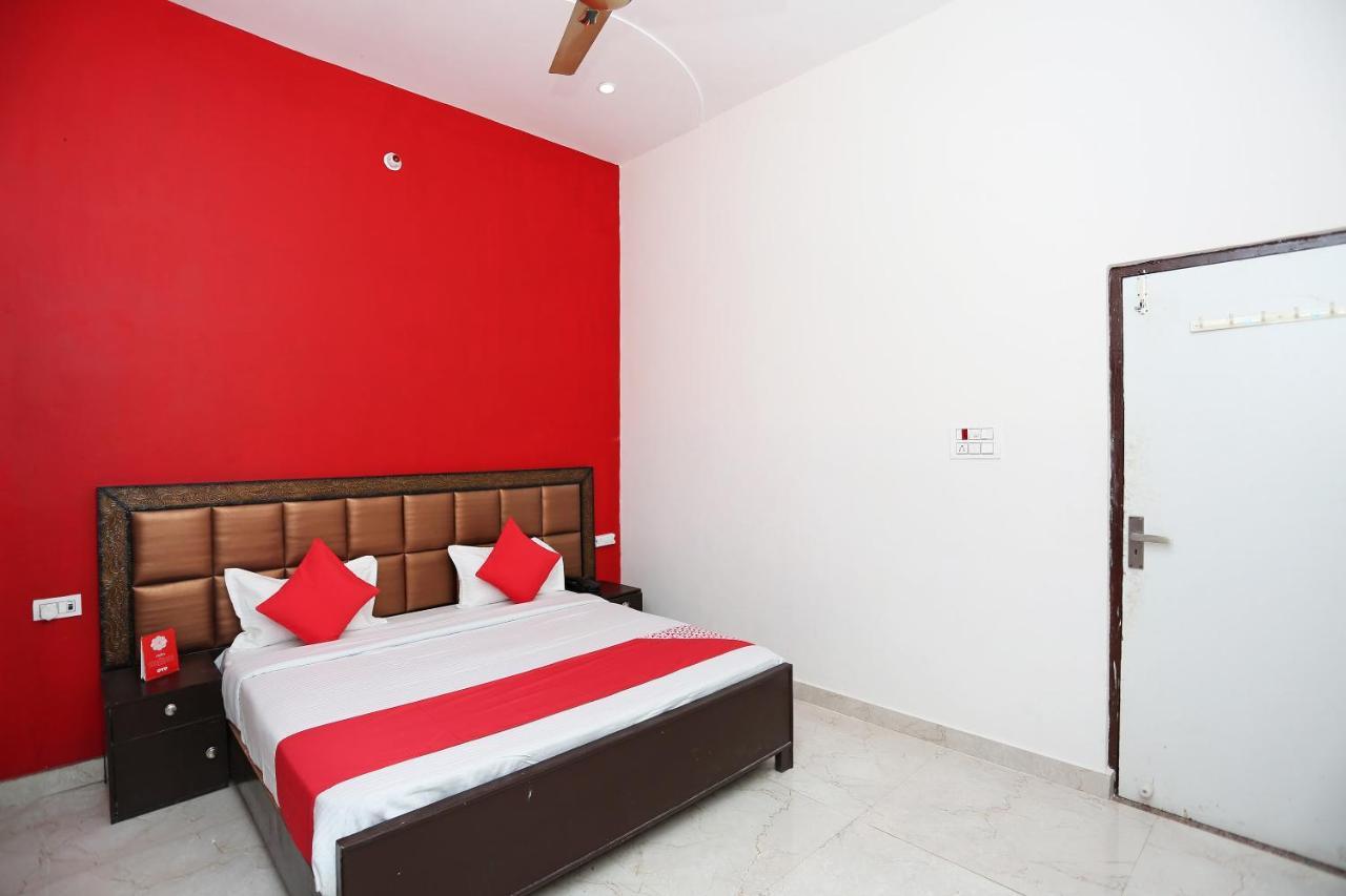 Oyo 29517 Hotel Barsana Palace Chhata Exterior photo