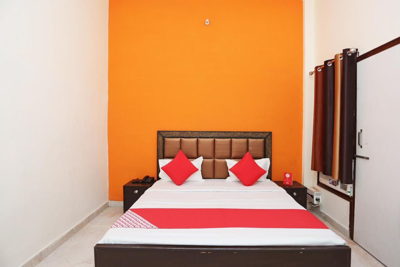 Oyo 29517 Hotel Barsana Palace Chhata Exterior photo