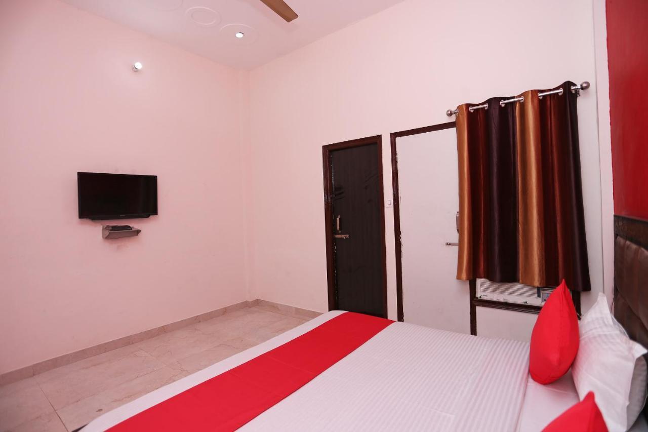 Oyo 29517 Hotel Barsana Palace Chhata Exterior photo