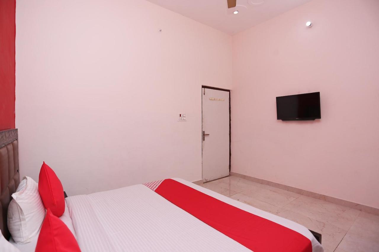 Oyo 29517 Hotel Barsana Palace Chhata Exterior photo