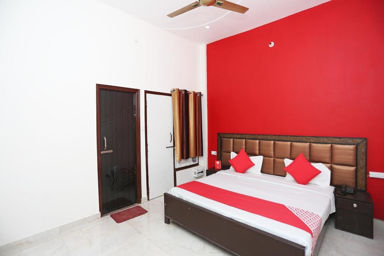 Oyo 29517 Hotel Barsana Palace Chhata Exterior photo