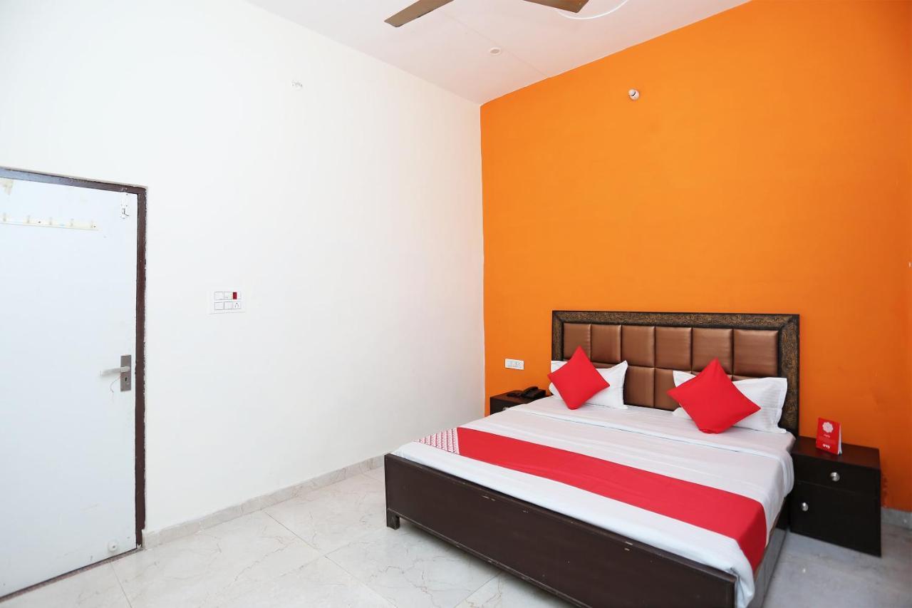 Oyo 29517 Hotel Barsana Palace Chhata Exterior photo