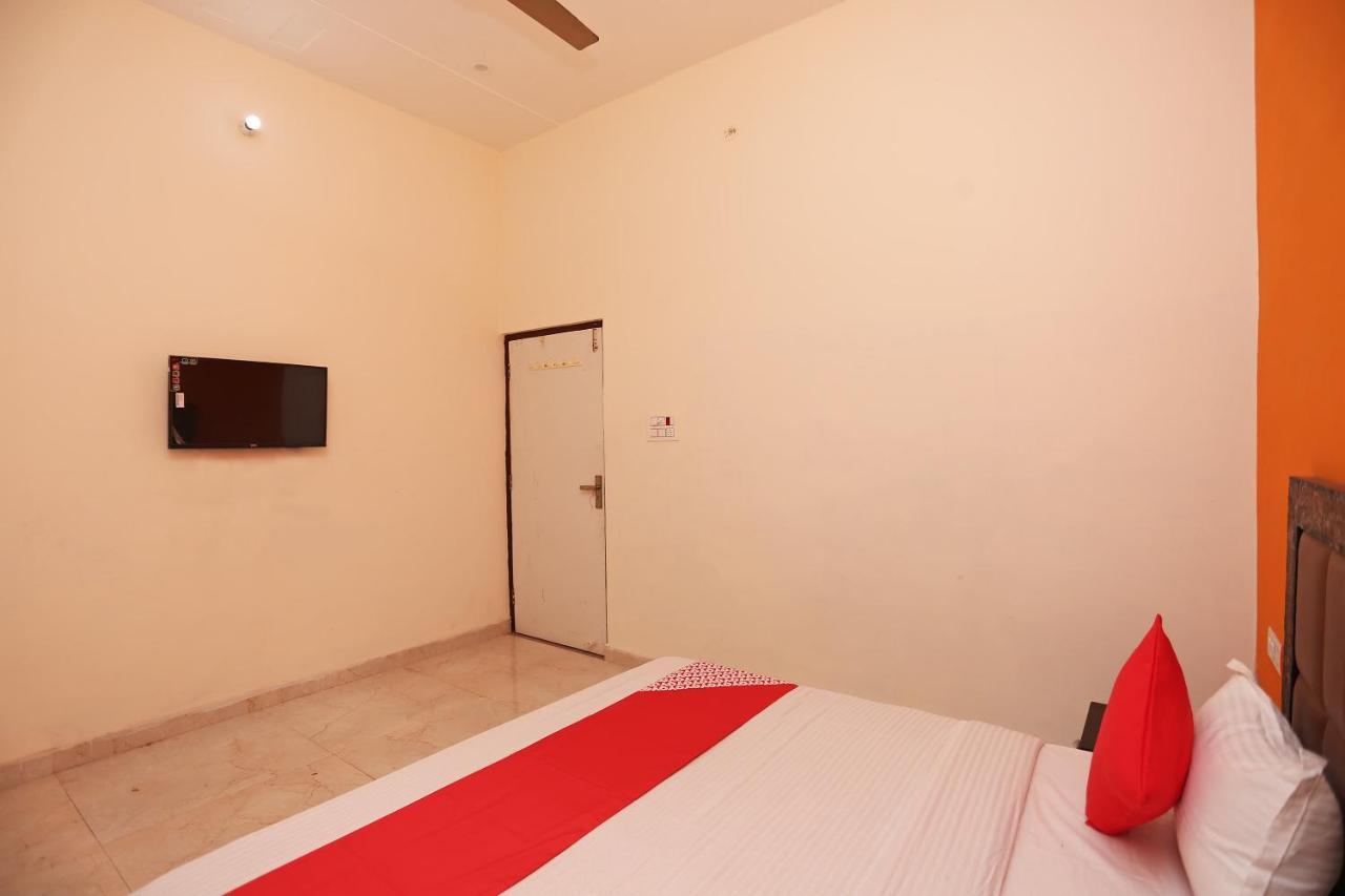 Oyo 29517 Hotel Barsana Palace Chhata Exterior photo