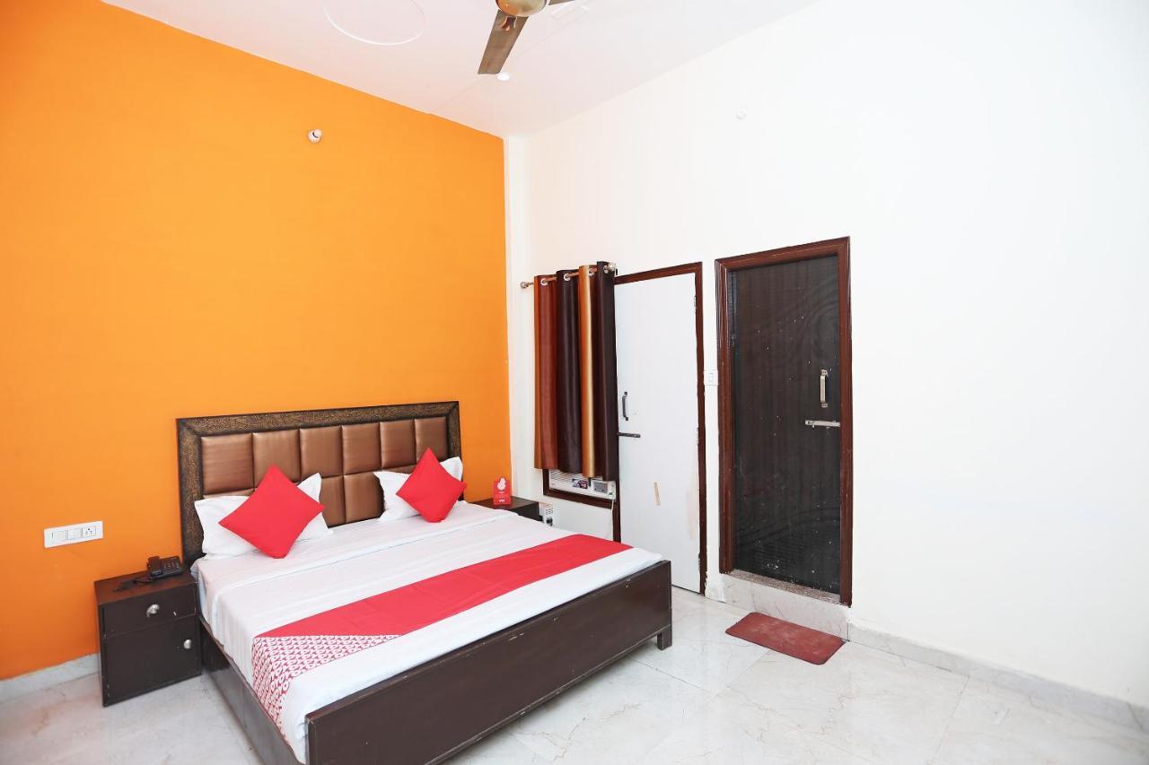 Oyo 29517 Hotel Barsana Palace Chhata Exterior photo