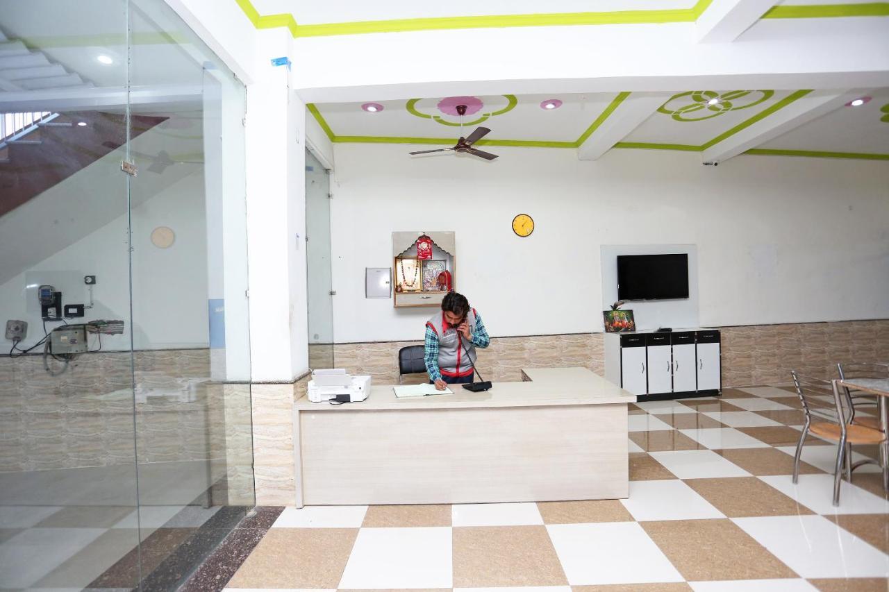Oyo 29517 Hotel Barsana Palace Chhata Exterior photo
